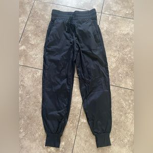 BLACK LULULEMON JOGGERS SIZE 6